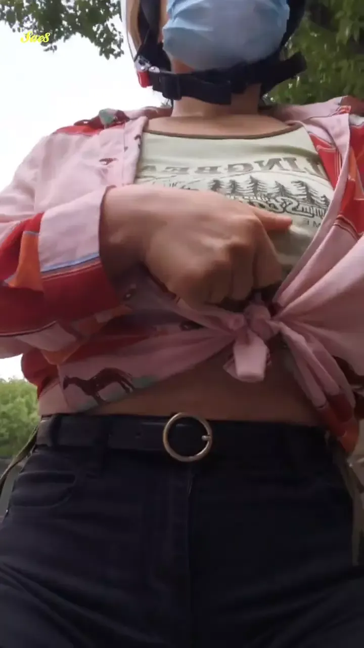 淫妻又又大马路上骑车露咪咪