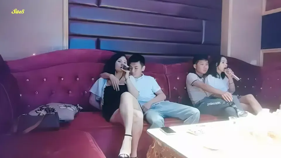 哥两好KTV探花一个波大一个清纯